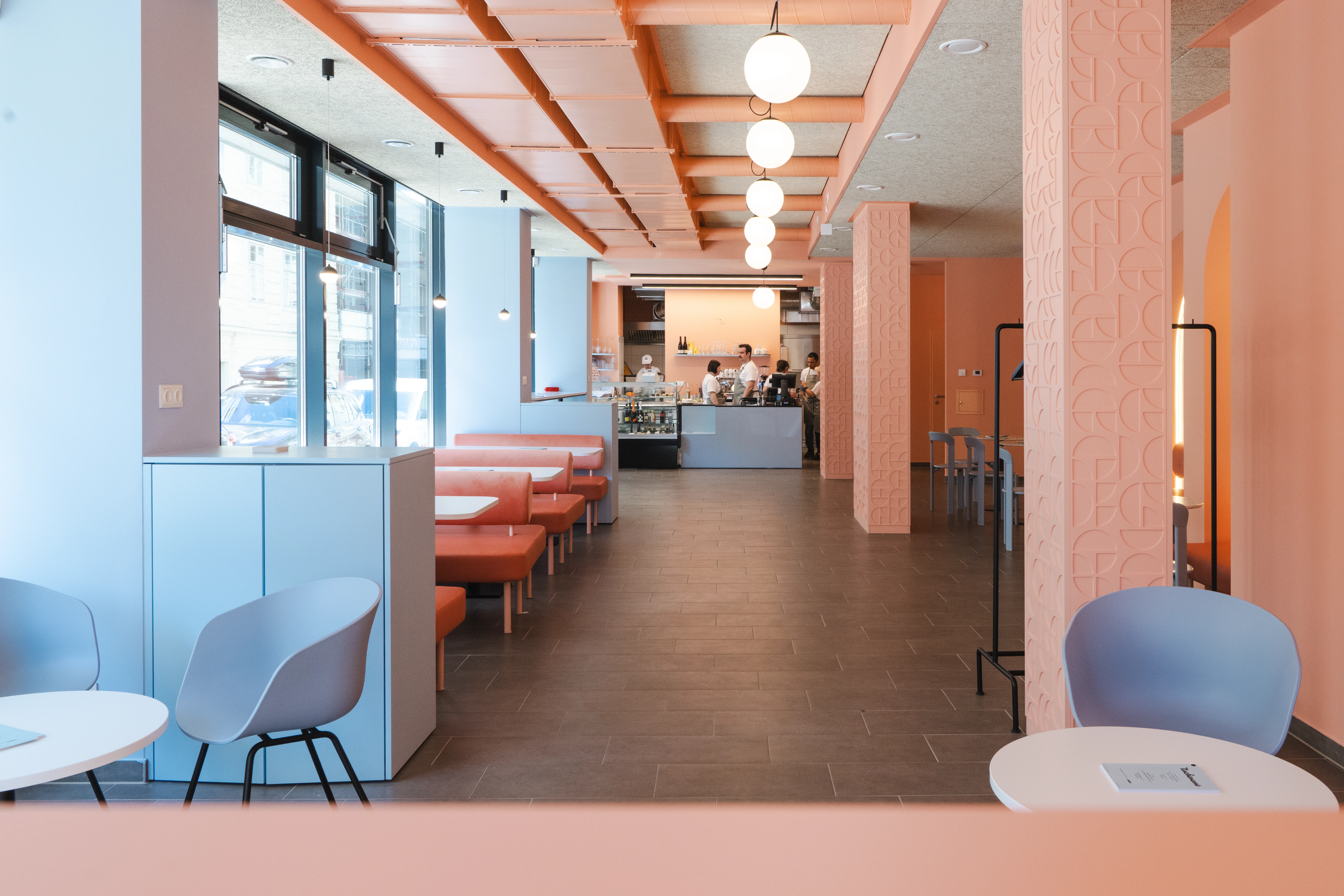 Café-Innenraum mit peachfarbenen Akzenten und stilvollen Möbeln